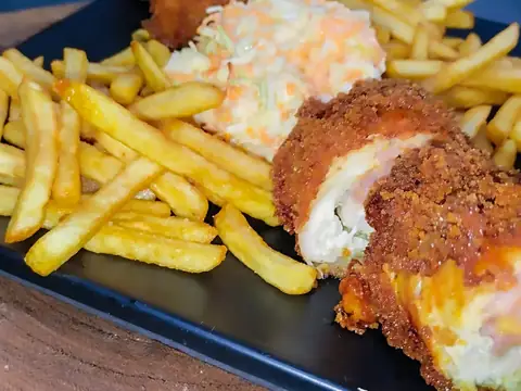 Pollo a la broaster con papas fritas y ensalada